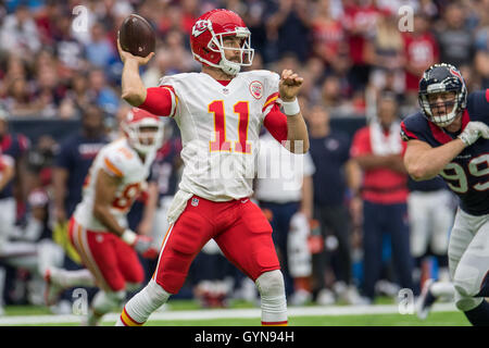 Houston, Texas, Stati Uniti d'America. Xviii Sep, 2016. Kansas City Chiefs quarterback Alex Smith (11) passa nel corso del primo trimestre di un gioco di NFL tra Houston Texans e il Kansas City Chiefs a NRG Stadium di Houston, TX il 18 settembre 2016. I Texans hanno vinto il gioco 19-12. Credito: Trask Smith/ZUMA filo/Alamy Live News Foto Stock