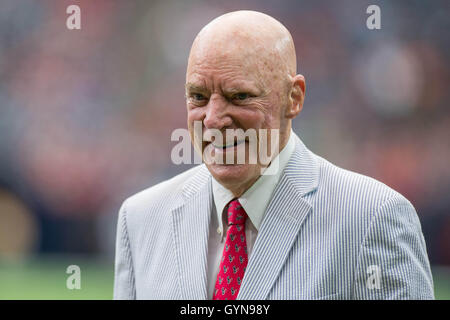 Houston, Texas, Stati Uniti d'America. Xviii Sep, 2016. Houston Texans proprietario Bob McNair sorrisi prima di un gioco di NFL tra Houston Texans e il Kansas City Chiefs a NRG Stadium di Houston, TX il 18 settembre 2016. I Texans hanno vinto il gioco 19-12. Credito: Trask Smith/ZUMA filo/Alamy Live News Foto Stock