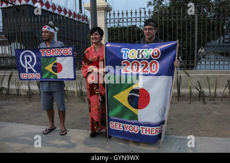 Rio de Janeiro, Brasile, 18 Settembre 2016: Ventole vestito in abiti giapponese dare il benvenuto i Giochi Olimpici a Tokyo nel 2020. Movimento di Carioca e turisti a Rio 2016 Olympic Boulevard sull'ultimo giorno dei Giochi Paralimpici di Rio de Janeiro. Il sito è stato uno dei favoriti dal pubblico di guardare le partite su grandi schermi e godetevi le attività culturali offerti agli spettatori. Il calderone olimpico, è stata accesa su Olympic Boulevard fino ad oggi, quando è stata cancellata dopo la cerimonia di chiusura dei Giochi Paralimpici Rio 2016. Foto Stock