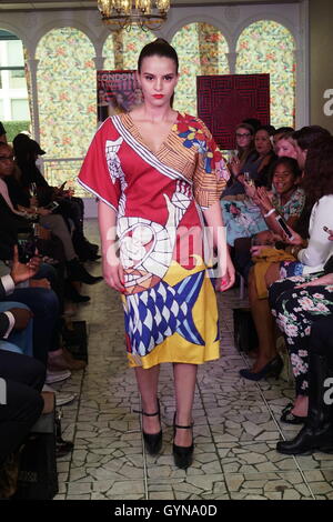 Londra Inghilterra, Regno Unito. Xvii Sep, 2016. Rusiate Lalini dalle Figi vetrine è ultima colltction al LFW S/S 2017 : Il London Pacific collettivo di un pacifico Fashion Show host da Londra Moda Pacific Ltd a Grand Connaught Rooms tetto a Londra. Credito: Vedere Li/Alamy Live News Foto Stock