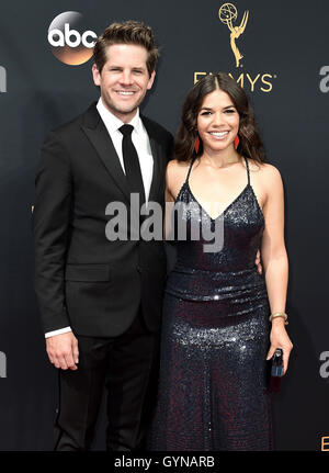 LOS ANGELES, CA - 18 settembre: America Ferrera arriva alla sessantottesima Emmy Awards di Microsoft, presso il Teatro di Settembre 18, 2016 a Los Angeles, California. Credito: mpi99/MediaPunch Foto Stock