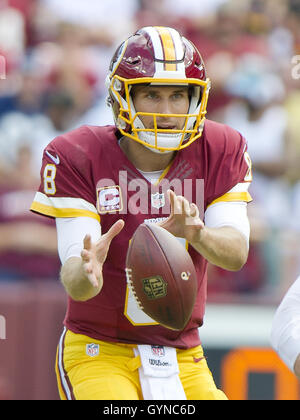 Landover, Maryland, Stati Uniti d'America. Xviii Sep, 2016. Washington Redskins quarterback KIRK cugini (8) guarda downfield come egli attende la palla nel secondo trimestre azione contro Dallas Cowboys con FedEx campo. I cowboys ha vinto il gioco 27-23. Credito: Ron Sachs/CNP/ZUMA filo/Alamy Live News Foto Stock