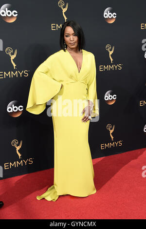 LOS ANGELES, CA - 18 settembre: Angela Bassett arriva alla sessantottesima Emmy Awards di Microsoft, presso il Teatro di Settembre 18, 2016 a Los Angeles, California. Credito: mpi99/MediaPunch Foto Stock