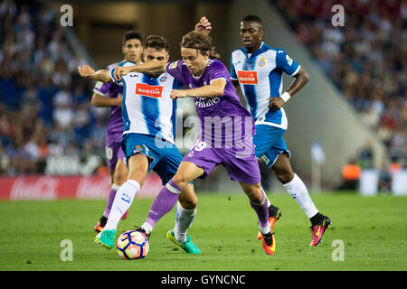 Barcellona. Spagna. Xviii Sep, 2016. Del Real Madrid In Luka Modric (C) sistema VIES con RCD Espanyol di David Lopez (L) durante il campionato spagnolo partita di calcio tra RCD Espanyol e Real Madrid C.F. al RCDE stadium di Cornella el Prat di Barcellona. Spagna, Sett. 18, 2016. Il Real Madrid vince 2-0. Credito: Lino De Vallier/Xinhua/Alamy Live News Foto Stock