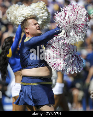 Los Angeles, California, USA. Xviii Sep, 2016. La televisione talk show host James Corden esegue a tempo di emisaturazione con il Los Angeles Rams cheerleaders durante un NFL Football partita contro Seattle Seahawks, Domenica, Settembre 18, 2016 a Los Angeles. I Rams ha vinto 9-3. Credito: Ringo Chiu/ZUMA filo/Alamy Live News Foto Stock