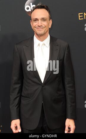 Los Angeles, CA, Stati Uniti d'America. Xviii Sep, 2016. Hank Azaria presso gli arrivi per la 68annuale di Primetime Emmy Awards 2016 - Arrivi 1, Microsoft Theatre, Los Angeles, CA il 18 settembre 2016. © Dee Cercone/Everett raccolta/Alamy Live News Foto Stock