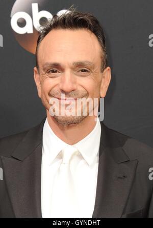 Los Angeles, CA, Stati Uniti d'America. Xviii Sep, 2016. Hank Azaria presso gli arrivi per la 68annuale di Primetime Emmy Awards 2016 - Arrivi 1, Microsoft Theatre, Los Angeles, CA il 18 settembre 2016. © Dee Cercone/Everett raccolta/Alamy Live News Foto Stock