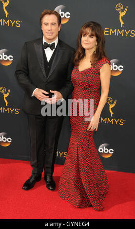 Los Angeles, California, USA. Xviii Sep, 2016. 18 settembre 2016 - Los Angeles California USA - attore John Travolta, attrice Kelly Preston nella 68 Prime Time Emmy Awards - Gli arrivi presso il Microsoft Theatre di Los Angeles Credito: Paolo Fenton/ZUMA filo/Alamy Live News Foto Stock