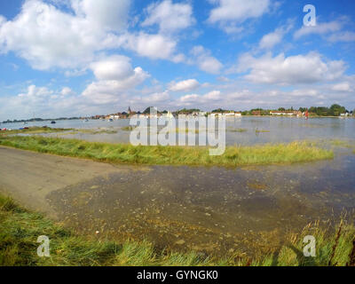 Alta Marea : Bosham uno dei più bei villaggi di Chichester e porto sulla costa sud.è diventato ancora più bello a 13:16 British Summer Time quando un record ad alta Spring Tide altezza: di 5.10metri allagato il circostante porto strade e creato una maestosa piscina di acqua per essere goduta da molti nautici ramblers e fotografi in una calda giornata di sole . Foto Stock