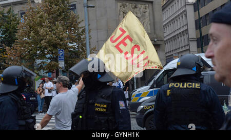 Praga, Repubblica Ceca. Xvii Sep, 2016. Rally Czexit - lottare per la nostra cultura e il nostro paese sicuro ha avuto luogo sulla Piazza Venceslao, Praga, Repubblica Ceca, il 17 settembre 2016. © Michal Dolezal/CTK foto/Alamy Live News Foto Stock