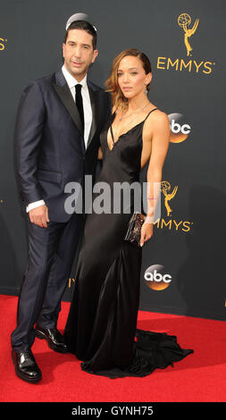 Los Angeles, California, USA. Xviii Sep, 2016. 18 settembre 2016 - Los Angeles California USA - attore David Schwimmer, ZOE BUCKMAN nella 68 Prime Time Emmy Awards - Gli arrivi presso il Microsoft Theatre di Los Angeles Credito: Paolo Fenton/ZUMA filo/Alamy Live News Foto Stock