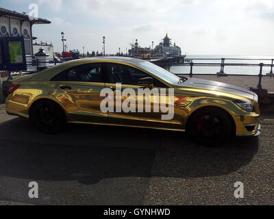 Eastbourne, Regno Unito. Xviii Sep, 2016. L'oro Mercedes AMG appartenenti al Sheikh Abid Gulzar parcheggiata fuori l'ingresso a Eastbourne Pier, che egli possiede. Credito: James Bell/Alamy Live News Foto Stock