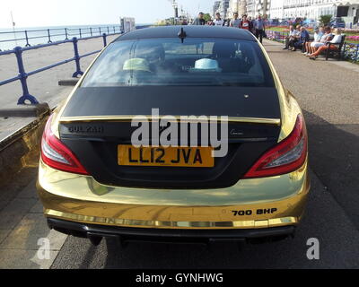 Eastbourne, Regno Unito. Xviii Sep, 2016. L'oro Mercedes AMG appartenenti al Sheikh Abid Gulzar parcheggiata fuori l'ingresso a Eastbourne Pier, che egli possiede. Credito: James Bell/Alamy Live News Foto Stock