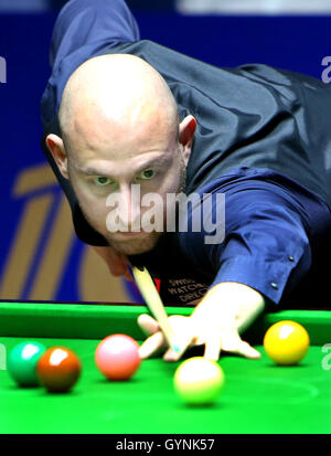 Shanghai, Cina. Xix Sep, 2016. L'Inghilterra del Matthew Selt compete durante la partita contro la Scozia John Higgins al 2016 World Snooker Shanghai Masters di Shanghai, Cina orientale, Sett. 19, 2016. Credit: ventola Jun/Xinhua/Alamy Live News Foto Stock