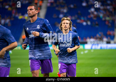 Barcellona - Sep 18: Luka Modric gioca in La Liga match tra RCD Espanyol e Real Madrid CF A RCDE Stadium il 18 settembre 2016 a Barcellona, Spagna. Credito: Christian Bertrand/Alamy Live News Foto Stock