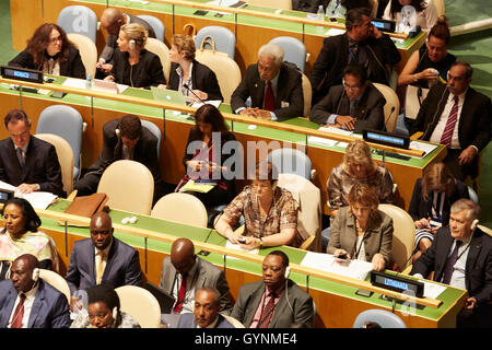 New York, Stati Uniti d'America. 19 Settembre, 2016. Organizzazione delle Nazioni Unite a New York - Lunedì, 19 settembre 2016 - i leader del mondo si sono riuniti in Assemblea Generale delle Nazioni Unite oggi di adottare la dichiarazione di New York per rifugiati e migranti che esprime la volontà politica dei leader politici di tutto il mondo per proteggere i diritti dei rifugiati e dei migranti, per salvare vite umane e di condividere la responsabilità per i grandi movimenti su scala globale. Credito: Mark Sullivan/Alamy Live News Foto Stock