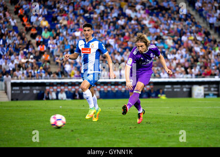 Barcellona - Sep 18: Luka Modric gioca in La Liga match tra RCD Espanyol e Real Madrid CF A RCDE Stadium il 18 settembre 2016 a Barcellona, Spagna. Credito: Christian Bertrand/Alamy Live News Foto Stock