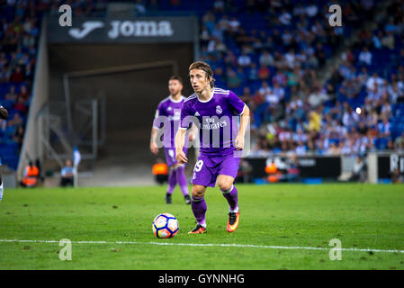 Barcellona - Sep 18: Luka Modric gioca in La Liga match tra RCD Espanyol e Real Madrid CF A RCDE Stadium il 18 settembre 2016 a Barcellona, Spagna. Credito: Christian Bertrand/Alamy Live News Foto Stock