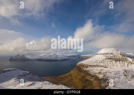 La vista dal Monte Sornfelli guardando verso il monte Skaelingsfjall e funzionario ministeriale isola. Isole di Faroe Foto Stock