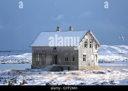 Abbandonato il vecchio casa in legno in snowy Røst, l'isola ultraperiferica in Lofoten, Norvegia. Foto Stock