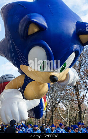 Sonic the Hedgehog della balloon incombe sul suo team di gestori di eventi in Macy's Thanksgiving Day Parade New York City. Foto Stock