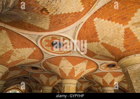 Il palazzo di cristallo a soffitto della metropolitana sotto la parata al Crystal Palace di Londra Sud e ora restaurata Foto Stock