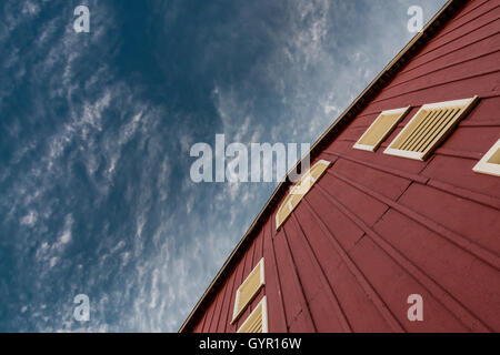 Il profondo blu del cielo sopra di angolo di visione del muro del granaio con giallo gables Foto Stock