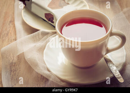 Bianco con tazza di tè e una fetta di torta nel pacchetto Foto Stock