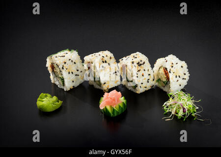 Diversi tipi di sushi preparato in stile giapponese Foto Stock