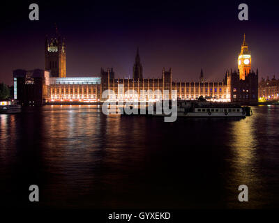 Le case del Parlamento (Palazzo di Westminster) con Victoria Tower e il Big Ben, presa dal lato opposto del fiume Tamigi di notte, LONDRA, E Foto Stock