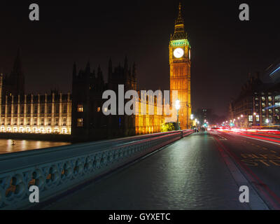 Il Big Ben e le case del Parlamento adottate da Westminister Bridge di notte, Londra, Inghilterra Foto Stock