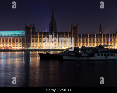 Le case del Parlamento (Palazzo di Westminster) prelevati da sul fiume Tamigi, Londra, Inghilterra, di notte Foto Stock