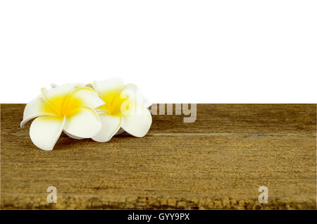 Il bianco e il giallo Plumeria fiore sul vecchio tavolo di legno isolato su sfondo bianco con percorso di clipping. Foto Stock