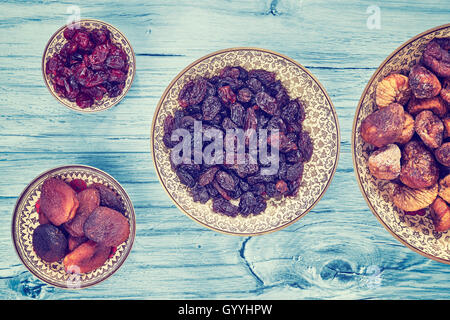 Frutta secca in ciotole, vintage tonificazione applicata, vista dall'alto. Foto Stock