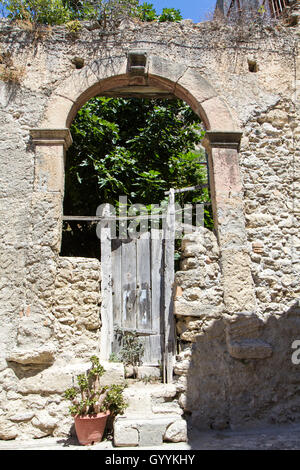 Antica porta di legno della casa in rovina, Amantea Italia Foto Stock
