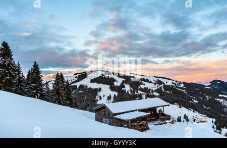 Cabina sotto la neve dopo il tramonto, montagne innevate, Wilder Kaiser-Brixental, Hochbrixen, Brixen im Thale, Tirolo, Austria Foto Stock