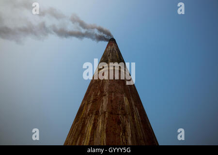 Un camino di una mattonaia emette fumo nero a Amin Bazar. Dacca in Bangladesh. Foto Stock