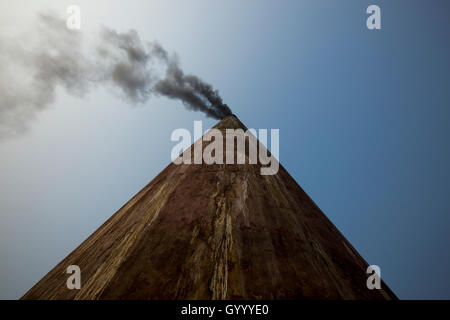 Un camino di una mattonaia emette fumo nero a Amin Bazar. Dacca in Bangladesh. Foto Stock