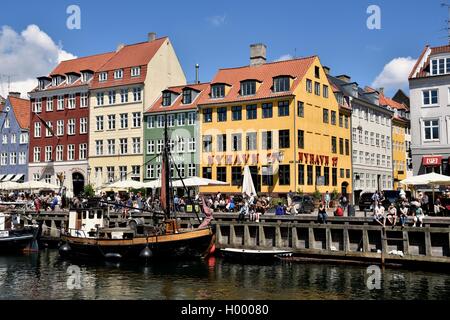 Case colorate al canale, Nyhavn, Copenhagen, Danimarca Foto Stock