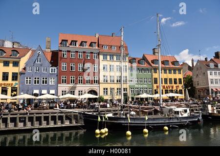 Case colorate al canale, Nyhavn, Copenhagen, Danimarca Foto Stock