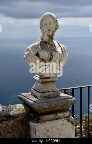 Busto in marmo presso la terrazza dell'Infinito di Villa Cimbrone, Ravello, Costiera Amalfitana, Costiera Amalfitana, provincia di Salerno Foto Stock