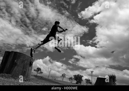 Un colombiano parkour atleta esegue un salto in alto durante una corsa libera sessione di formazione del team Tamashikaze di Bogotá, in Colombia. Foto Stock