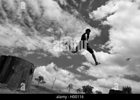 Un colombiano parkour runner esegue un salto in alto durante un funzionamento libero esercizio di formazione del team Tamashikaze di Bogotá, in Colombia. Foto Stock