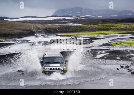 Veicolo fuoristrada che attraversa un fiume, Islanda Foto Stock