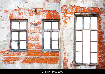 Windows su un muro di mattoni con sfondo isolato Foto Stock