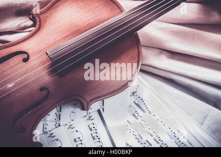 Vecchio violino giacente sul foglio di musica, musica concept Foto Stock