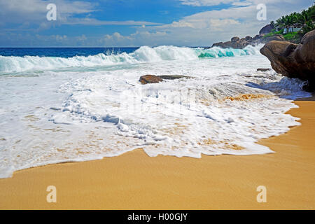 Spray e la rottura delle onde al sogno spiaggia di Anse Intendance, Seychelles, Mahe Foto Stock