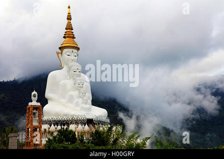 Cinque statue di Buddha in Khao Kho, Thailandia, Phetchabun Foto Stock