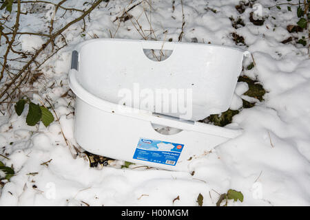 Rotture di slitte, i vassoi e gli altri pezzi di rifiuti cucciolata l'Anfiteatro Romano a Cirencester, Gloucestsershire Uk. Gli elementi sono stati lasciati dopo giorni di slittare e giocare nella neve, lasciando la zona sembra un campo di battaglia. Foto Stock