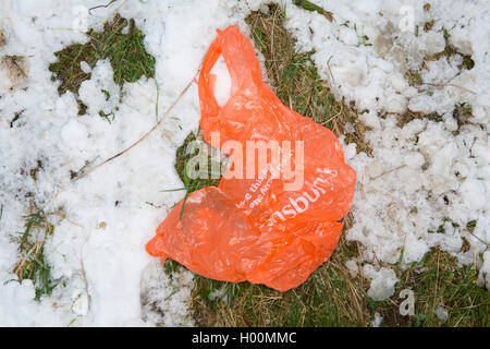 Rotture di slitte, i vassoi e gli altri pezzi di rifiuti cucciolata l'Anfiteatro Romano a Cirencester, Gloucestsershire Uk. Gli elementi sono stati lasciati dopo giorni di slittare e giocare nella neve, lasciando la zona sembra un campo di battaglia. Foto Stock